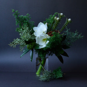 緑の花がある暮らし。-12月お届けのお花のおすすめの飾り方-