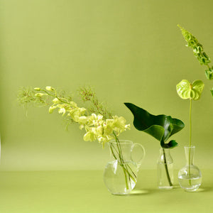 緑の花がある暮らし。-8月お届けのお花の楽しみ方・小分け、リーフブーケを飾る-